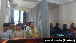 Talibanii nu au interzis, cel puțin deocamdată, accesul femeilor la educație, dar au impus reguli islamice stricte. 6 septembrie 2021, Universitatea din Kabul.