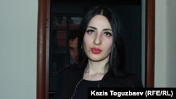 Wiktoriýa Berkhojaýewa, zorlanan aýal-transgender hem-de türmede gynamalara duçar bolan, ol Almaty oblastynyň Iliý raýon sudunda. Almaty oblasty, 2020-nji ýylyň 3-nji marty.