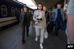 Лідерка білоруської опозиції Світлана Тихановська (ліворуч) після прибуття до Києва 25 травня 2026 року