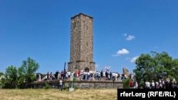 Srbi sa Kosova, iz Srbije i zemalja regiona okupili su se 28. juna na Gazimestanu, na Kosovu, kako bi obeležili Vidovdan, dan sećanja na bitku protiv osmanske vojske na Kosovu 1389. godine.