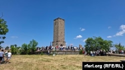 Srbi sa Kosova, iz Srbije i zemalja regiona okupili su se 28. juna na Gazimestanu, na Kosovu, kako bi obeležili Vidovdan, dan sećanja na bitku protiv osmanske vojske na Kosovu 1389. godine.
