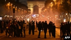 Protestatari pe Champs-Elysees în seara de 17 octombrie