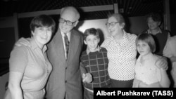 Академик Андрей Сахаров и его супруга Елена Боннэр с Татьяной Янкелевич и внуками во время встречи в аэропорту, 1987 год