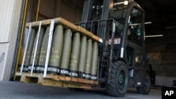 U.S. airmen move 155-millimeter shells bound for Ukraine at Dover Air Force Base in Delaware. (file photo)