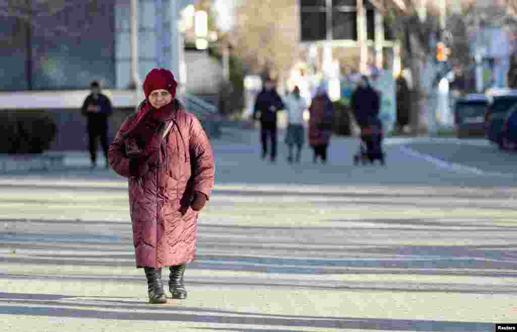 Residents bundle up in Tiraspol, the capital of Moldova&#39;s breakaway region of Transdniester, on January 4. Amid a blistering cold spell, the country&nbsp;is bracing for additional rolling power cuts after the supply of Russian natural gas was stopped on January 1 due to the expiration of a contract with Ukraine.&nbsp;