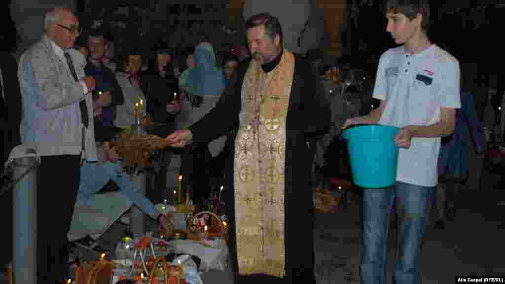 Noaptea &Icirc;nvierii şi Paştele ortodox la Chişinău. Parohul bisericii Sf. Teodora de la Sihla, Ioan Ciuntu, din cadrul Mitropoliei Basarabiei.