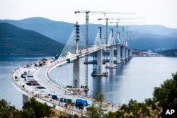 Az épülő Pelješac híd 2021. július 28-án. A hidat egy kínai állami vállalat építette uniós finanszírozással