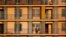 O persoană urmărește apusul din balconul apartamentului său din București