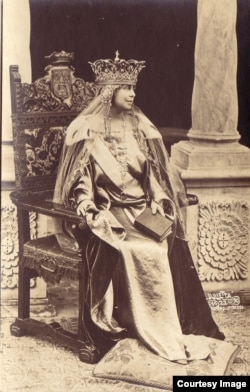 Regina Maria încoronată în 1922, în Catedrala Unirii de la Alba-Iulia, cu o coroană comandată special pentru ea la Casa de Bijuterii Falize de la Paris, dar din aur transilvan. Azi puteți vedea Coroana Albastră a Reginei Maria la Muzeul Național de Istorie din București.