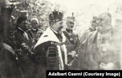 Regele Ferdinand și generalul francez Henri Berthelot, râzând cu poftă, după Încoronarea din 15 octombrie 1922. De ce râdeau? Nu e clar. Clar este că se bucurau împreună în cea mai strălucită zi a victoriei lor. Dar sărbătoarea a ținut trei zile, exact ca în povești.