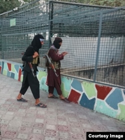 Вооруженные молодые талибы в кабульском зоопарке. Их тайком сфотографировал бывший журналист Афганской редакции Азаттыка