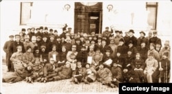 Membrii Sfatului Țării de la Chișinău după votarea Unirii cu România, la 27 martie 1918. Clădirea adăpostește astăzi Conservatorul. Arhivele Naționale.