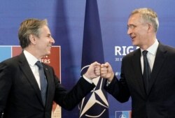 Antony Blinken și secretarul general NATO Jens Stoltenberg la Riga.