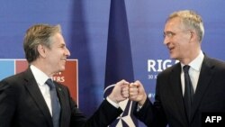 Secretarul de stat SUA Antony Blinken și secretarul general NATO, Jens Stoltenberg la Riga