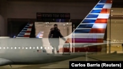 Putnik stiže na terminal nacionalnog aerodroma Ronald Regan Vašington (ilustrativna fotografija)