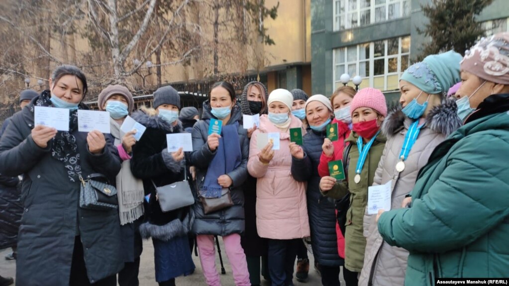 Требующие списать кредиты у здания агентства по регулированию и развитию финансового рынка в Алматы. 20 ноября 2021 года