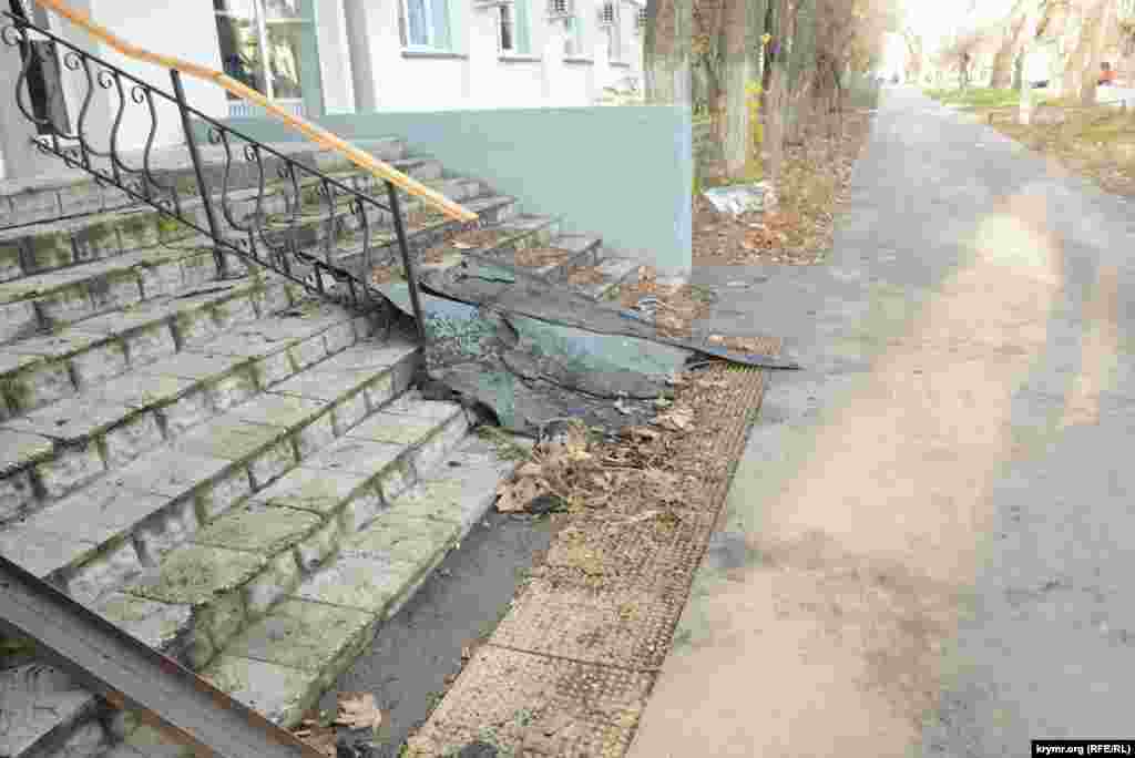Сорванные ветром с крыши листы рубероида лежат на ступеньках общежития на улице Николая Музыки в Севастополе