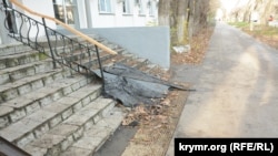 Сорванные ветром с крыши листы рубероида лежат на ступеньках общежития на улице Николая Музыки, 30 ноября 2021 года