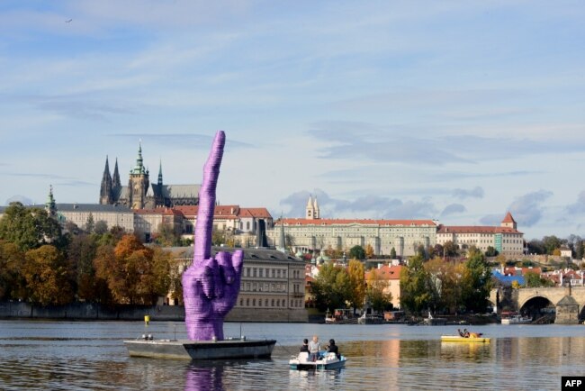 Скулптурата на среден пръст на фона на Пражкия замък, 21 октомври 2013 г.