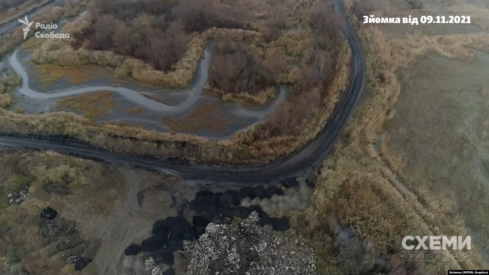 Варто звернути увагу на наїжджені колії від станції до золовідвалу. Це сліди від вантажівок, які їздили сюди для того, щоб привезти ось це