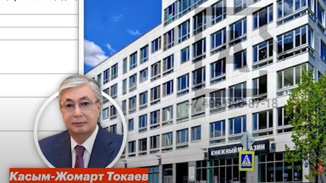 Альбина Джанабаеваны сиқытып жатыр.