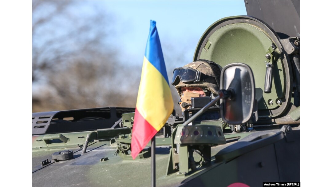 Steaguul României purtat de un tanc ce a defilat pe 1 Decembrie, de Ziua Națională, în București.
