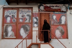 У входа в бывший салон красоты. Кабул, октябрь 2021 года