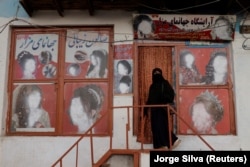 Egy nikábot viselő nő belép egy kabuli szépségszalonba
