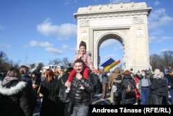 Bucureșteni imediat după parada de 1 Decembrie de la Arcul de Triumf, în 2021.