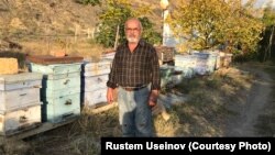 Рустем Усеинов возле своей пасеки, архивное фото