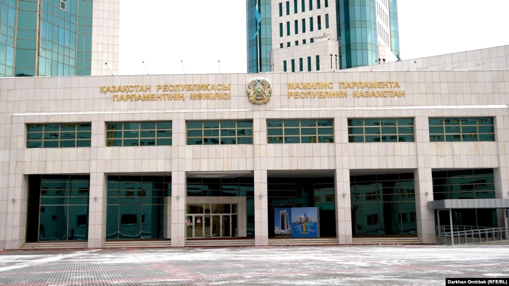 У входа в здание мажилиса парламента Казахстана. Нур-Султан, 2 декабря 2021 года