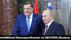 Bosnian Serb leader Milorad Dodik with Russian President Vladimir Putin (file photo)