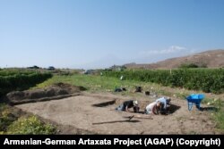 The team uncovers the aqueduct base in the summer of 2019.