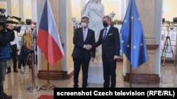  Андрей Бабиш и Петр Фиала преди взаимното изказване във вторник. Стопкадър от Чешката телевизия. 