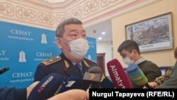 Заместитель председателя Комитета уголовно-исполнительной системы МВД Казахстана Мейрам Аюбаев отвечает на вопросы журналистов, 2 декабря 2021 года.