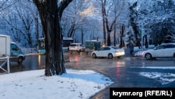 Снег на дорогах Симферополя быстро растаял, 1 декабря 2021 года
