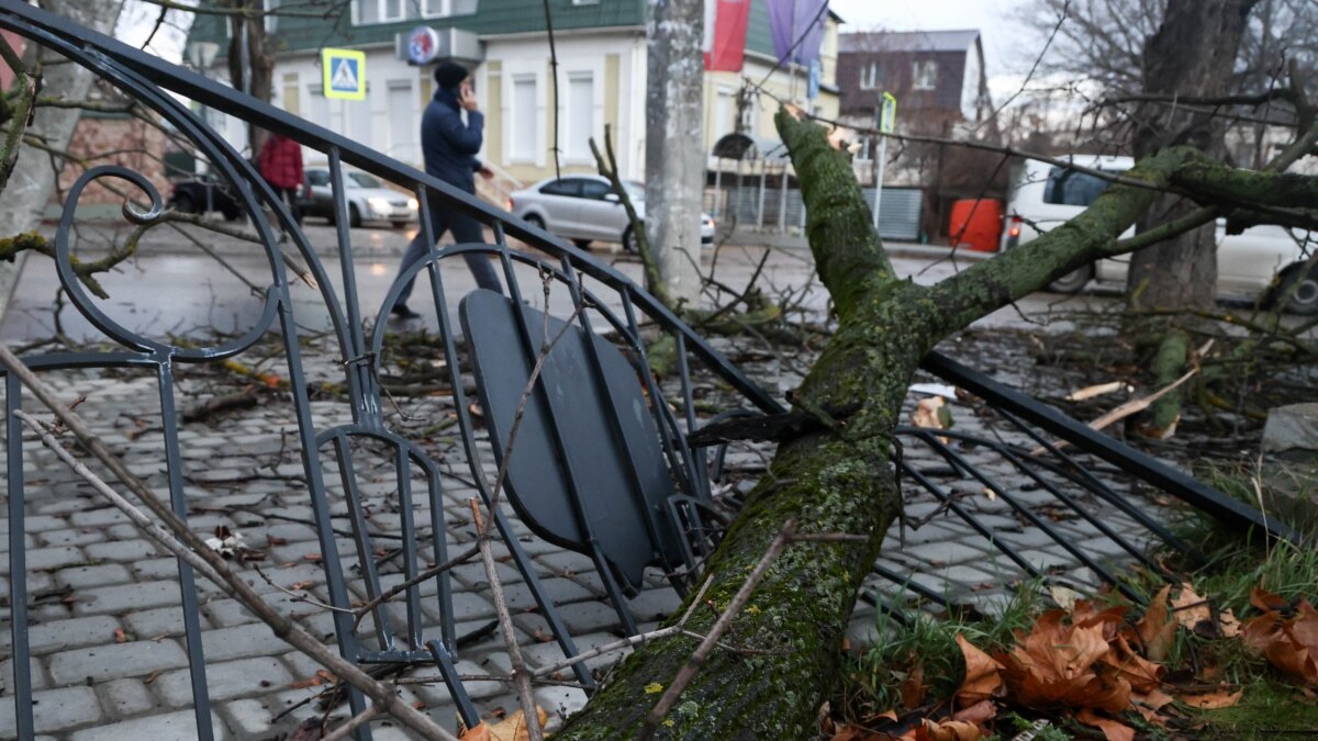 Ураган в Крыму: убытки, разрушения и травмы