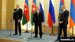 Слева направо: президент Азербайджана Ильхам Алиев, президент России Владимир Путин, премьер-министр Армении Никол Пашинян (архивное фото) 