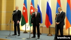 Слева направо: президент Азербайджана Ильхам Алиев, президент России Владимир Путин и премьер-министр Армении Никол Пашинян во время заявлений для прессы по итогам переговоров в Сочи, 26 ноября 2021 г.