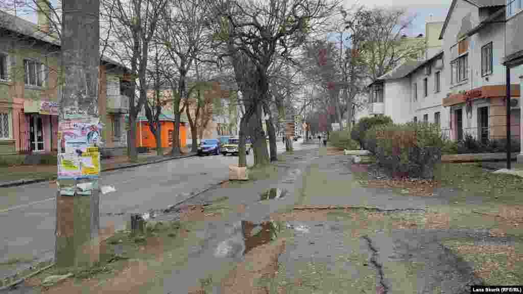 На проходящей через весь город улице Крымской тротуары давно требуют ремонта