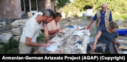 A csapat tagjai dolgoznak a leleteken az Artaxata régészeti lelőhely közelében lévő táborban