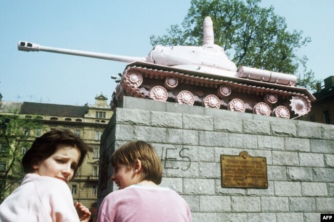 Боядисаният от Давид Черни съветски танк в Прага, 28 април 1991 г.