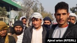 دوی وايي هره ورځ ښار ته د کار موندنې په تمه راځي، خو کار ورته نه پېدا کیږي.