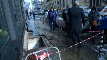 Както си ходите по централна софийска улица изведнъж пропадате в