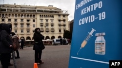Qytetarët duke pritur me radhë që të vaksinohen kundër koronavirusit në Selanik të Greqisë më 26 nëntor 2021. 