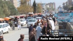 تعدادی از جوانان می گویند که به دلیل نیافتن کار در ادارات حکومتی طالبان٬ مجبور شده اند روی بازار دستفروشی کنند