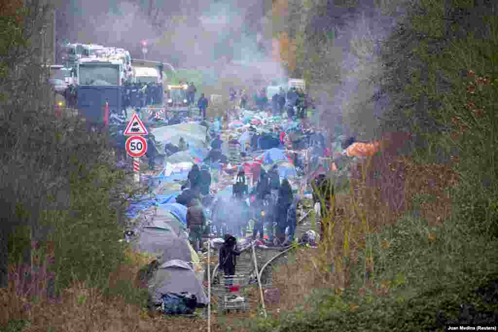 Disa ditë pasi emigrantët filluan të vendosin tenda, në një vend të ri, përgjatë një hekurudhe të vjetër në Dankërk, në veri të Francës, javën e kaluar, Dawan Anwar Mahmud shpejt e shfrytëzoi mundësinë për të ndërtuar restorantin e parë të improvizuar të kampit.