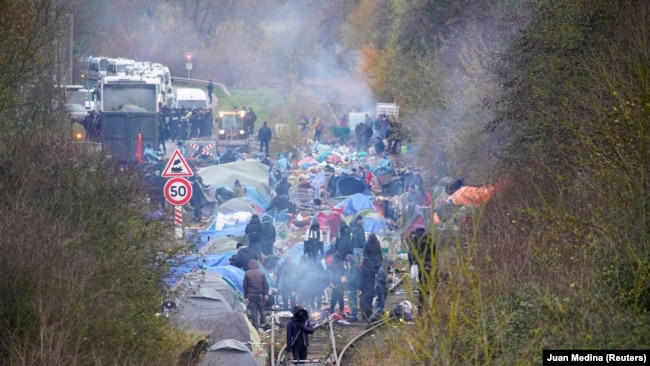 Французские полицейские ликвидируют импровизированный лагерь нелегальных мигрантов в Лун-Пляже недалеко от Дюнкерка. 30 ноября 2021 года