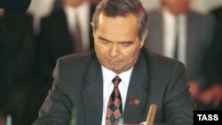 Шӯҳрат Нусратов дар соли 1991 аз сиёсати Ислом Каримов шадидан интиқод карда, истеъфояшро талаб карда буд