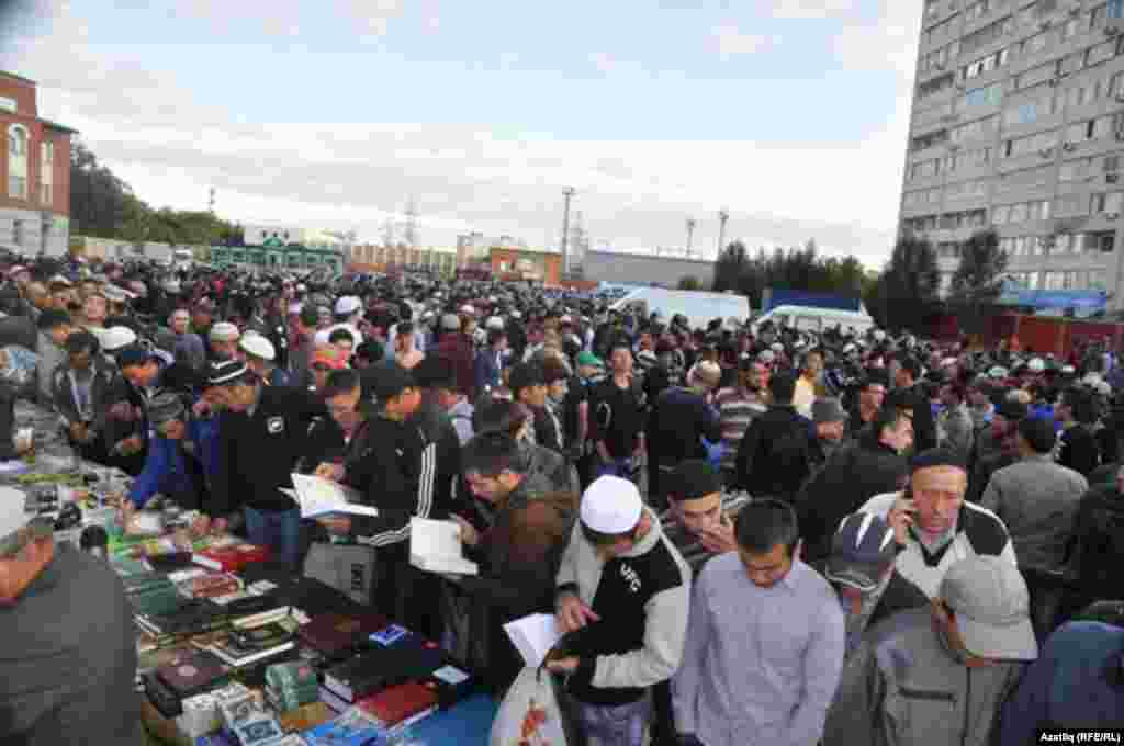 Бәйрәм тантанасын радио аша йортка да яңгыраттылар. Басып торырга да урын юк иде. 5 меңнән артык кеше Коръән авазларын, вәгазьне басып тыңлады.